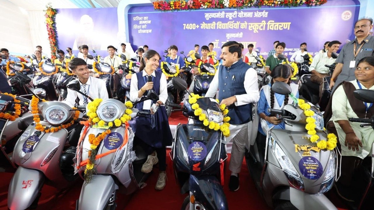 कोई बनेगा सीए-कोई वकील-कोई शुरू करेगा स्टार्टअप, बच्चों से इंप्रेस सीएम डॉ. मोहन ने 7400 से ज्यादा छात्रों को दी स्कूटी