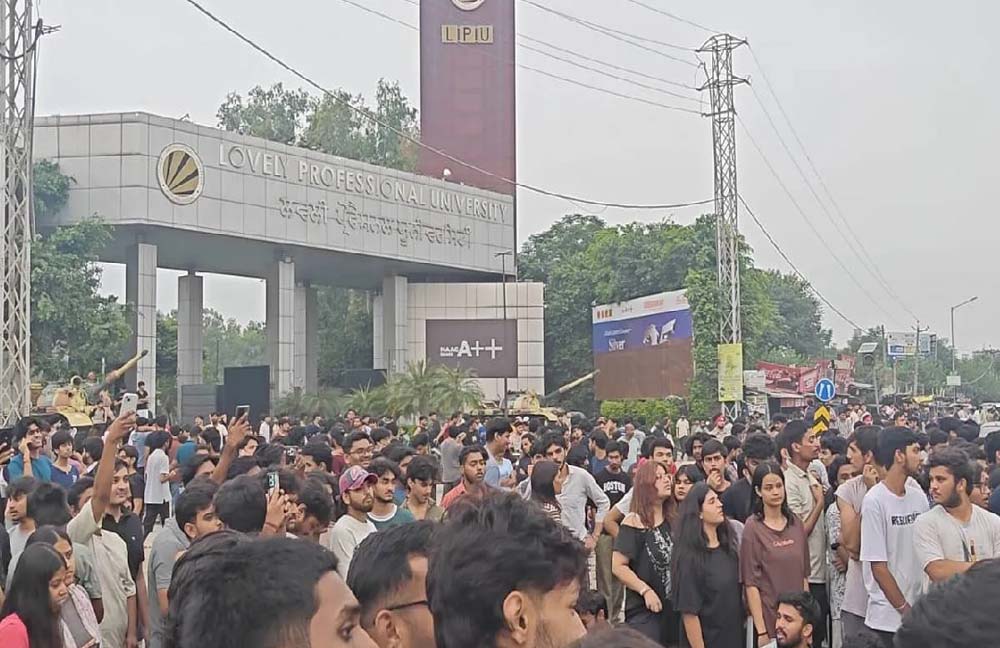 LPU में तनाव के बीच इंटरनेट सेवा बंद, चप्पे-चप्पे पर भारी पुलिस बल तैनात