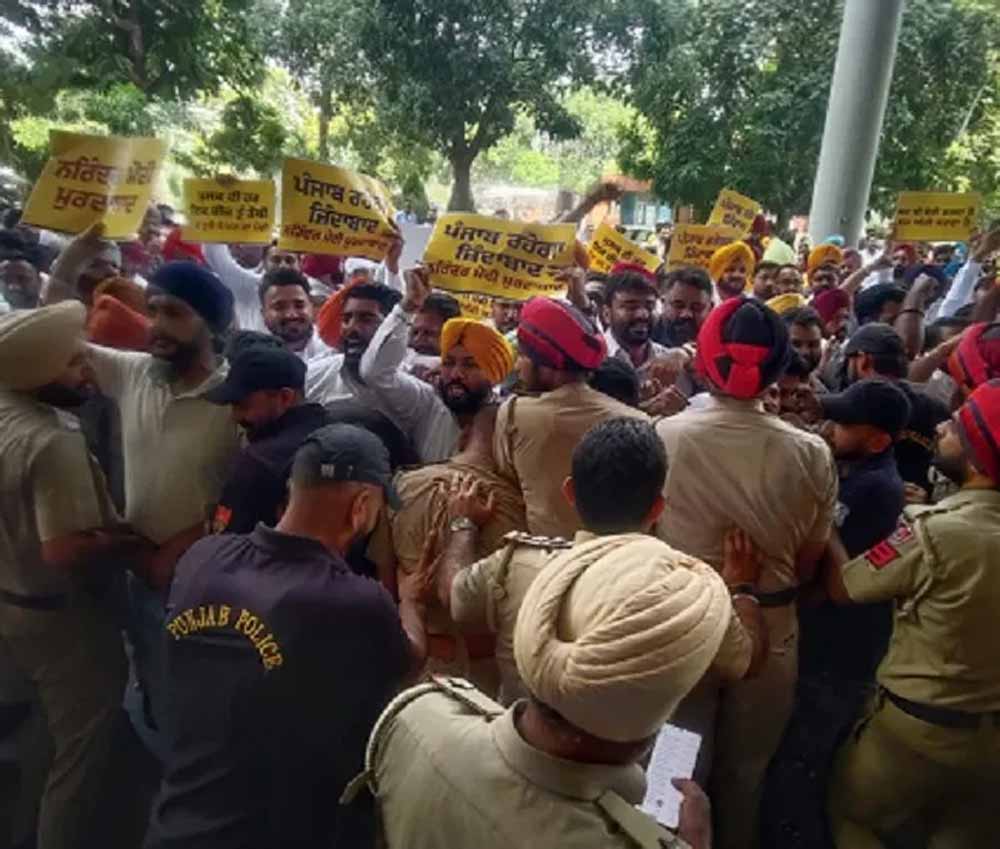GAMADA ऑफिस में AAP कार्यकर्ताओं का हंगामा, 48 घंटे से ED की कार्रवाई जारी