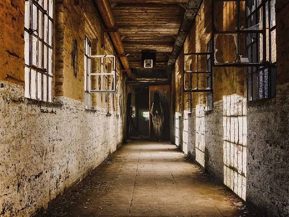 आत्मा की अफवाह के बाद हंगामा, छात्रों से पुलिस की झड़प