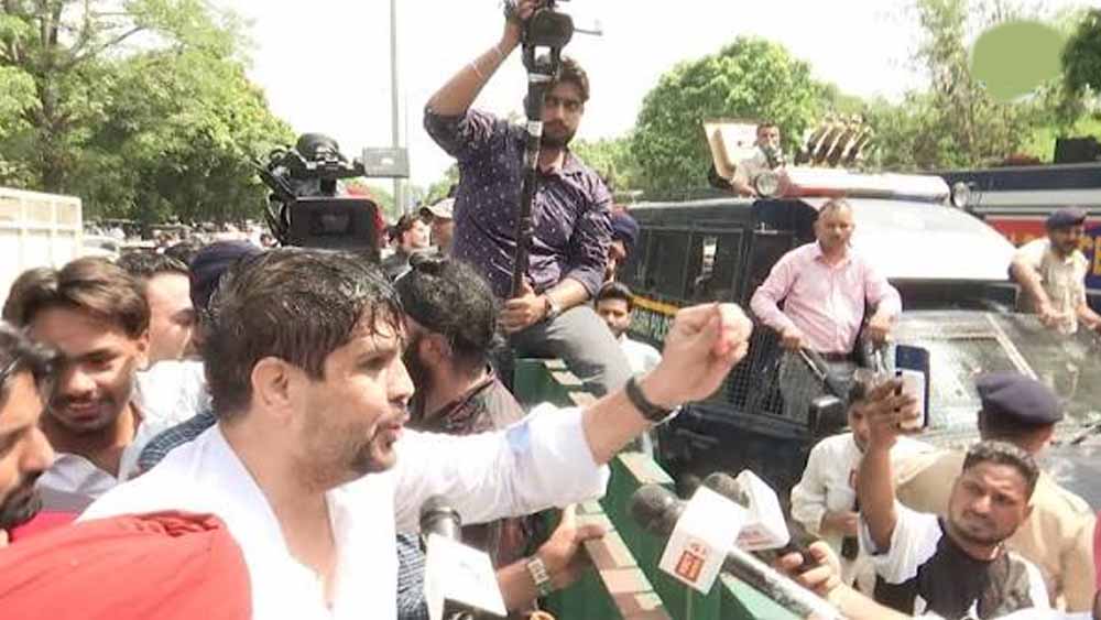 कांग्रेस के प्रदर्शन में हंगामा, राजा वड़िंग हिरासत में; चन्नी नदारद