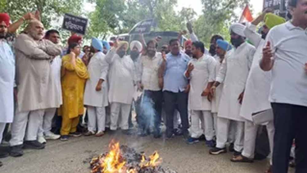 पंजाब कांग्रेस का हल्ला बोल! राहुल और राजा वड़िंग के समर्थन में प्रदर्शन, कई कार्यकर्ता हिरासत में