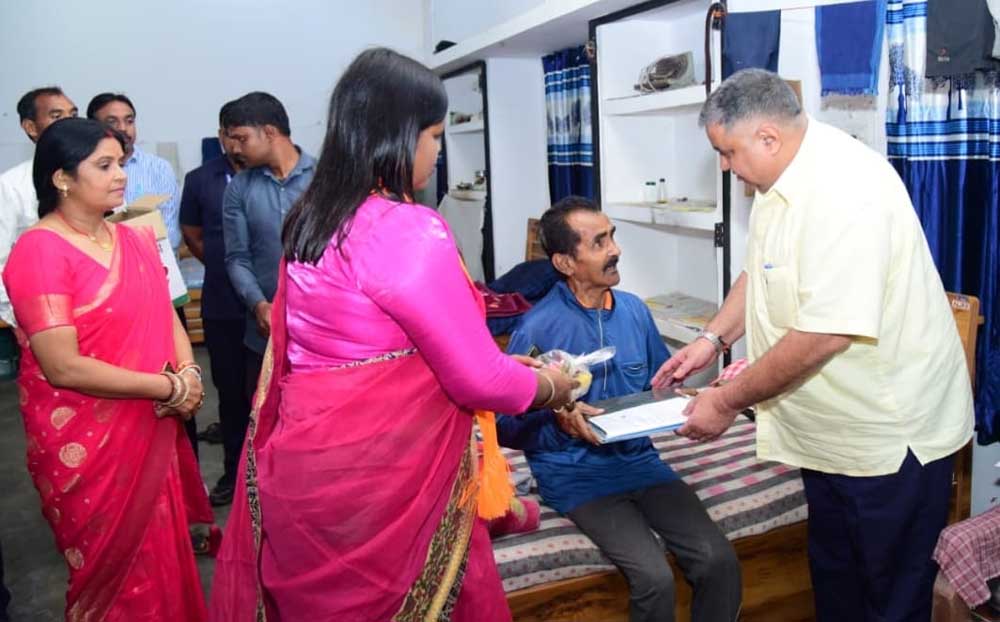 मंत्री  राजेश अग्रवाल ने 25 वरिष्ठजनों को वितरित किए वस्त्र एवं फल, आत्मीय संवाद कर जाना कुशलक्षेम