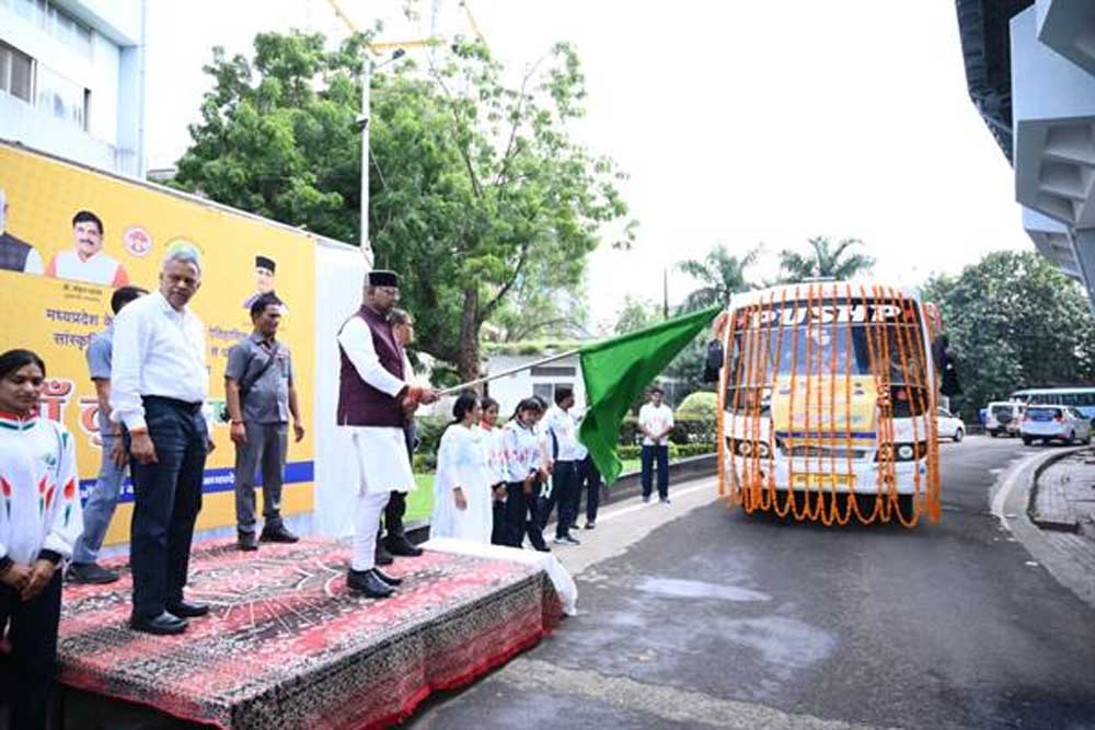“माँ तुझे प्रणाम” योजना के तहत भ्रमण के लिये आए युवाओं से किया संवाद
