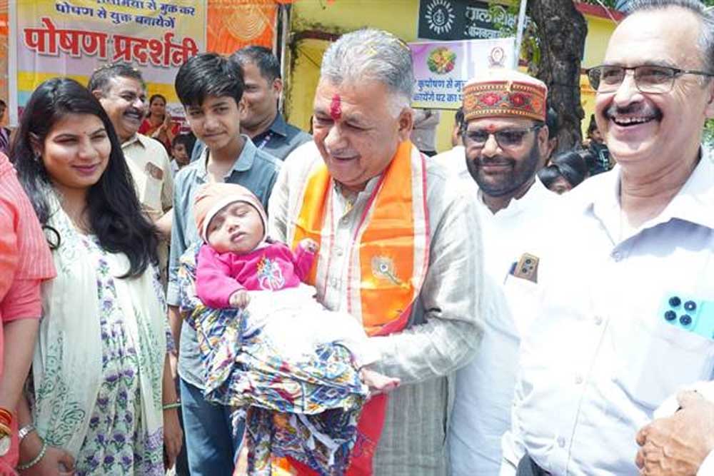 मंत्री परमार ने बच्चों एवं माताओं से किया आत्मीय संवाद