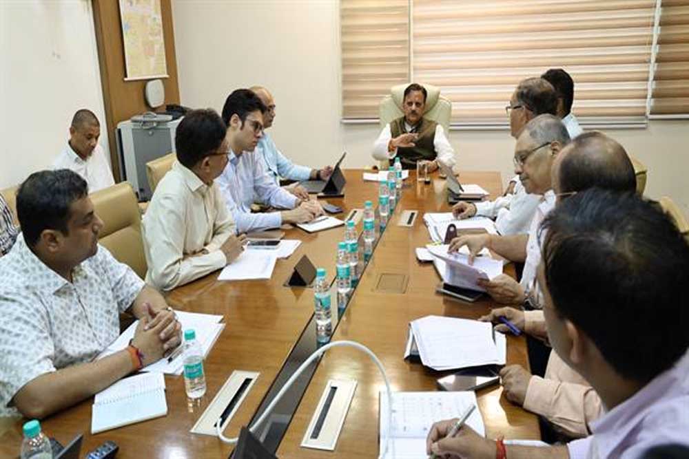 उप मुख्यमंत्री शुक्ल ने मंत्रालय में स्वास्थ्य अधोसंरचनाओं के निर्माण कार्यों की प्रगति की समीक्षा की