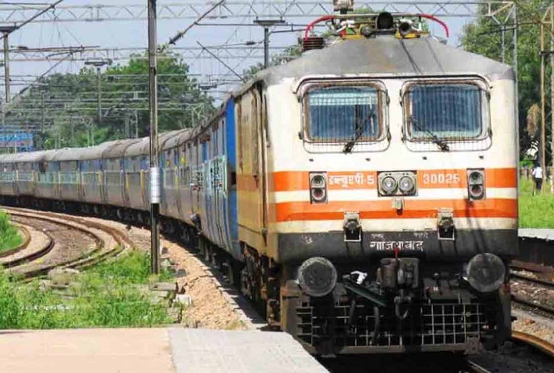बिलासपुर-इंदौर नर्मदा एक्सप्रेस अब वेंकटनगर में भी रुकेगी, शनिवार से नया स्टॉपेज लागू; टाइमिंग बदली