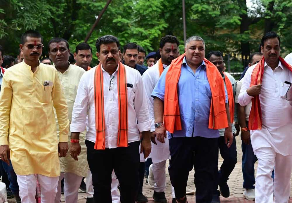 निर्माण कार्यो की धीमी प्रगति पर उप मुख्यमंत्री एवं पर्यटन मंत्री ने ठेकेदारों और निर्माण एजेंसियों के प्रति जताई नाराजगी