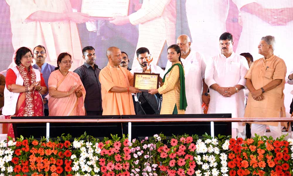 मुख्यमंत्री योगी ने आंगनवाड़ी कार्यकर्ताओं, सहायिकाओं व बच्चों का बढ़ाया हौसला