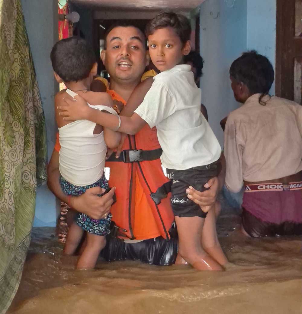 बाढ़ के बीच देवदूत बने पीएसी जवान, प्रशासन ने पहुंचाई भोजन-राहत के साथ चिकित्सा सहायता भी