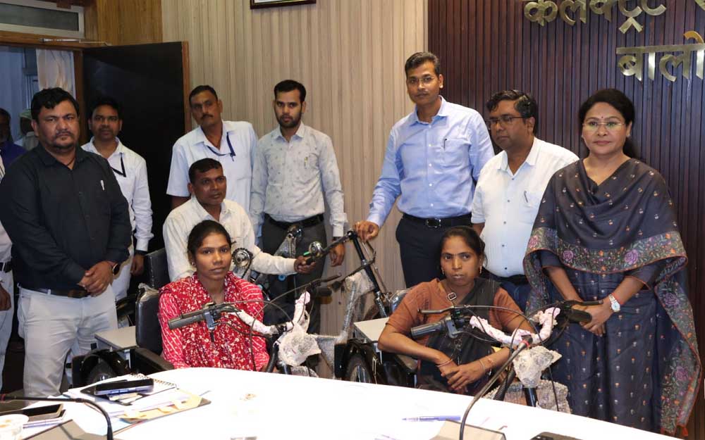 कलेक्टर ने प्रदान की ट्राईसिकल, स्वावलंबन की ओर बढ़े कदम