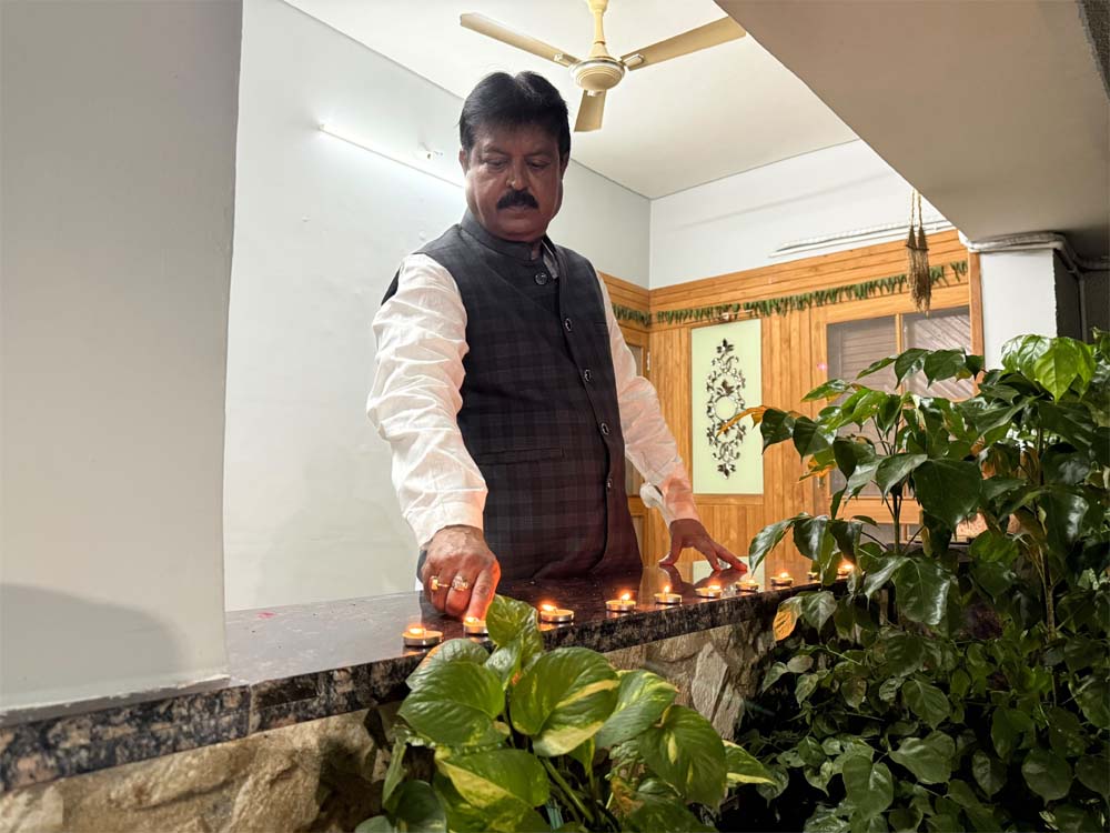 प्रधानमंत्री  नरेंद्र मोदी जी के उत्तम स्वास्थ्य एवं दीर्घायु की कामना के लिए संजय वास्तव ने प्रज्ज्वलित किया आशीर्वाद का दीप
