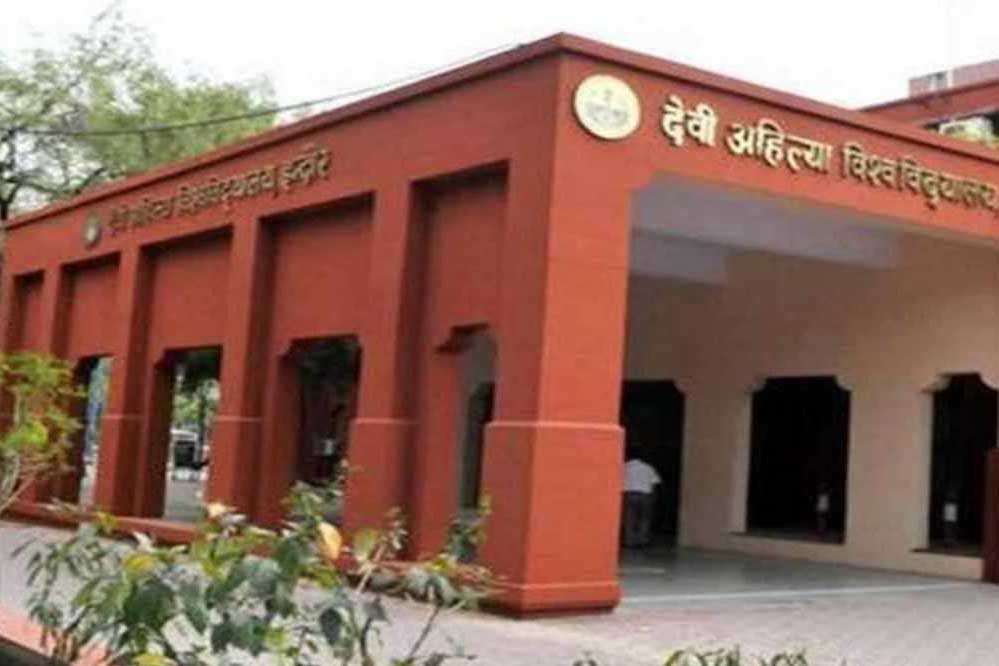 परीक्षा में नकल पर DAVV का सख्त एक्शन, मोबाइल की जांच के लिए बनेगी स्पेशल इन्वेस्टिगेशन कमेटी