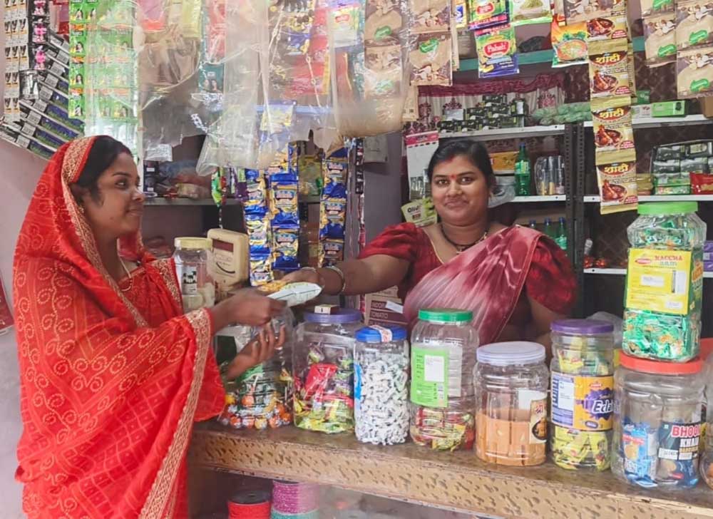 सिलाई, किराना दुकान से लेकर बटेर-मुर्गी पालन और हैचरी तक आजीविका की कई गतिविधियां