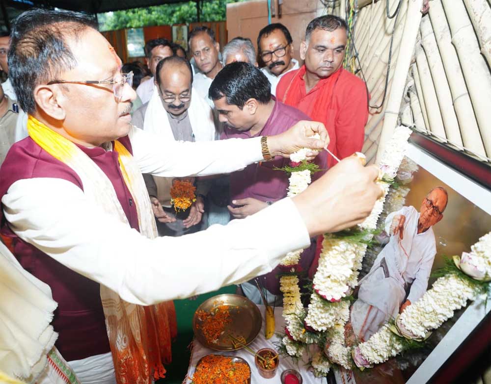 मुख्यमंत्री साय ने मदकूद्वीप में समाजसेवी स्वर्गीय शांताराम को अर्पित किए श्रद्धासुमन