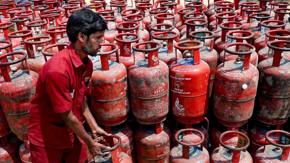 गैस सिलेंडर के दाम ₹400 तक आने की चर्चा, क्या बढ़ेगी LPG सब्सिडी? जानें पूरा मामला