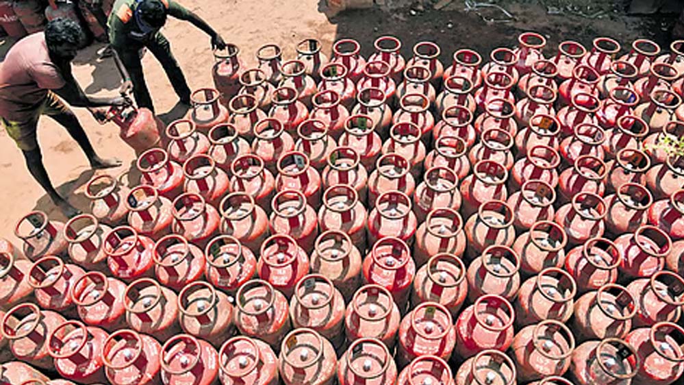 रसोई गैस उपभोक्ताओं को बड़ी राहत! अब 25 दिन में बुक होगा दूसरा LPG सिलेंडर, खत्म हुआ 45 दिन का नियम