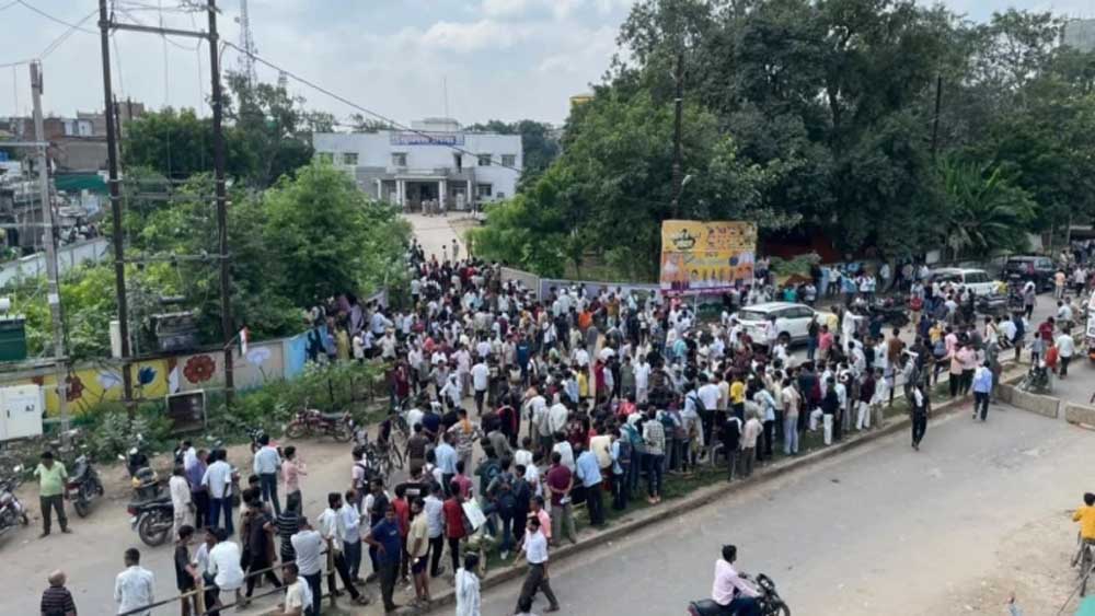 जौरा में हाईवे जाम कर प्रदर्शन, पुलिसकर्मियों पर कार्रवाई की मांग के बीच 5 सस्पेंड