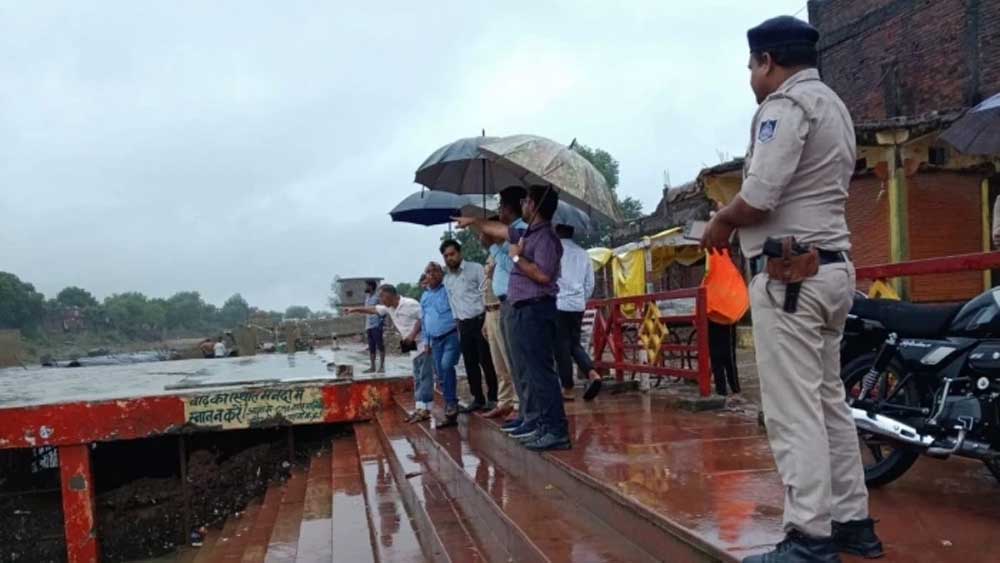 चित्रकूट में मंदाकिनी उफान पर, बढ़ते जलस्तर से प्रशासन सतर्क