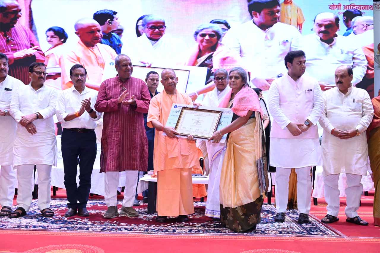 शिक्षक दिवस पर बेसिक शिक्षा के 61 और माध्यमिक शिक्षा के 20 शिक्षक हुए पुरस्कृत