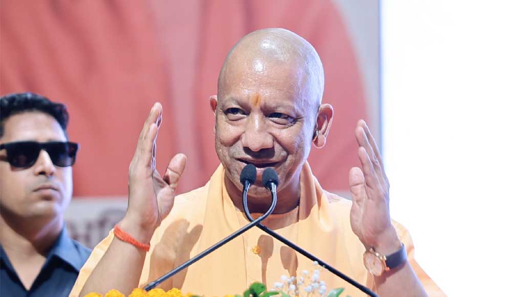 योगी सरकार का बड़ा स्वास्थ्य कवच, कई वर्गों को परिवार सहित कैशलेस इलाज मुहैया कराया