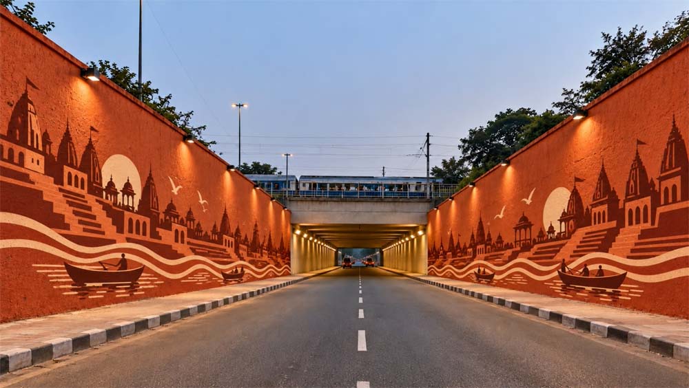 बाबतपुर एयरपोर्ट से नमो घाट तक मार्गों, भवनों, फ्लाईओवर और अंडरपास को सजाने-संवारने का काम जारी