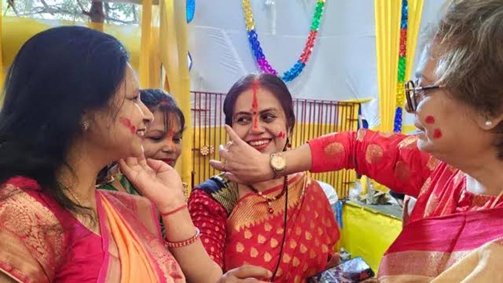 विजयादशमी पर भावुक हुआ बंगाली पूजा पंडाल, सिंदूर खेला कर महिलाओं ने मां दुर्गा से मांगा आशीर्वाद