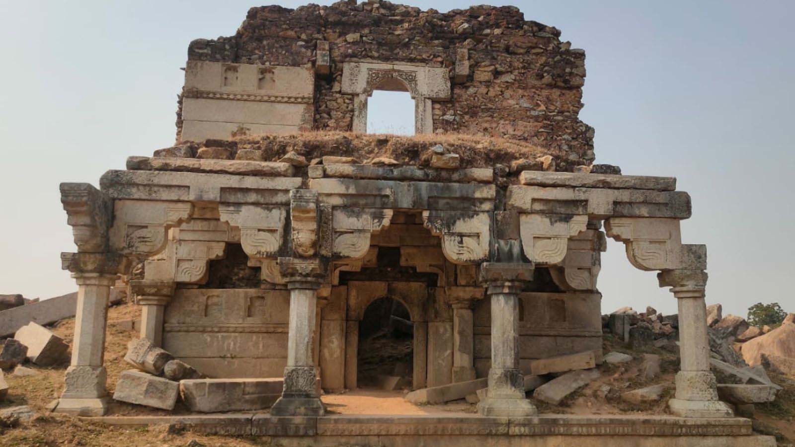 नागवंशी राजाओं की राजधानी था नवरत्नगढ़, आज भी मौजूद हैं पंचमहला महल और रहस्यमयी रानी लुकई