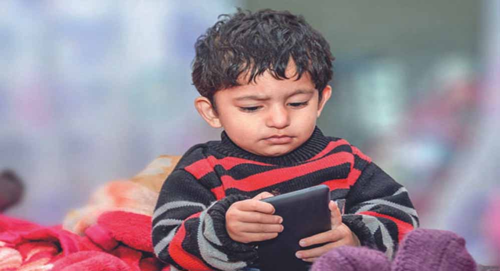 बच्चों की पढ़ाई पर मोबाइल का असर, होमवर्क छोड़ रील्स-गेम्स में उलझ रहे बच्चे; पेरेंट्स रहें अलर्ट
