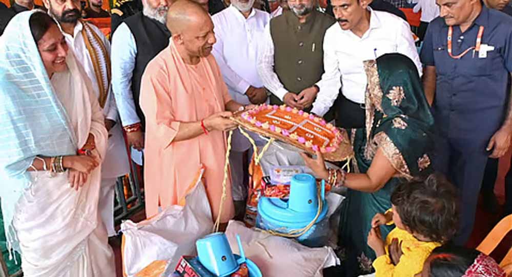 लखनऊ में बाढ़ प्रभावितों तक नावों से पहुंच रहा भोजन और राशन, 1,900 फूड पैकेट बांटे गए