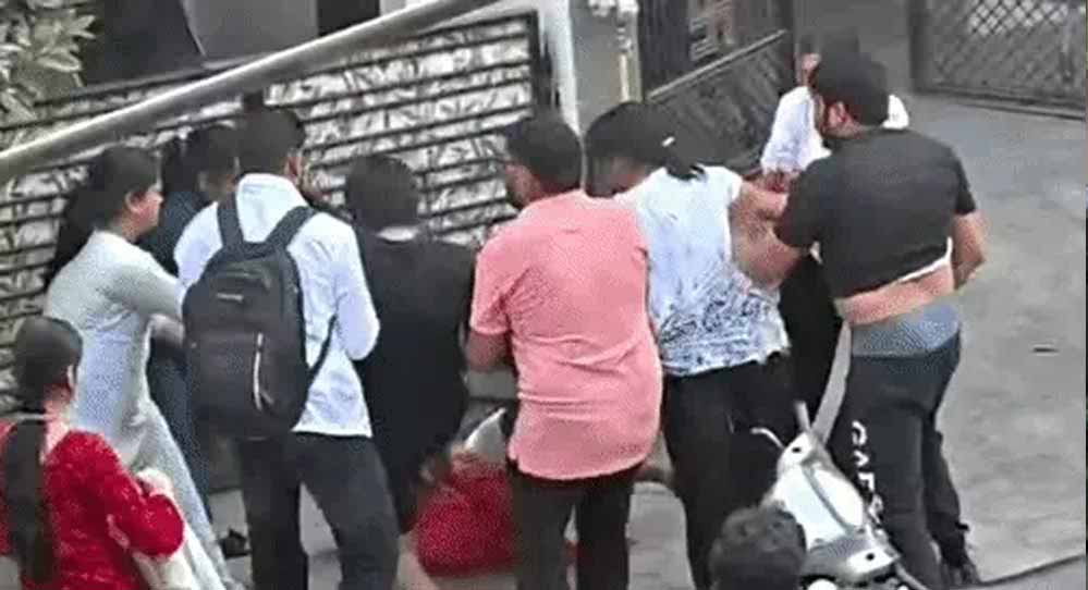 भाजपा कार्यकर्ता से मारपीट पर इंदौर में बवाल, हजारों समर्थक थाने पहुंचे; 7 पुलिसकर्मियों पर गिरी गाज