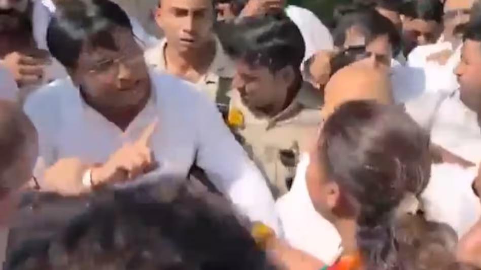 यूपी कांग्रेस में नए पदाधिकारियों के पदभार ग्रहण से पहले बवाल, समर्थकों ने जूते लेकर जताया विरोध