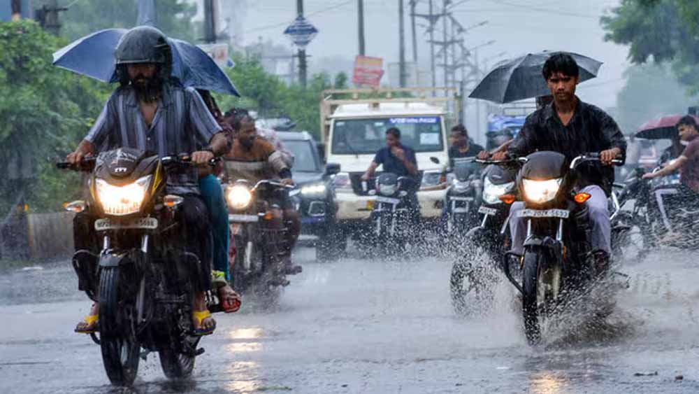 लखनऊ से गोरखपुर तक बेमौसम बारिश, यूपी के 21 जिलों में भारी बारिश की चेतावनी
