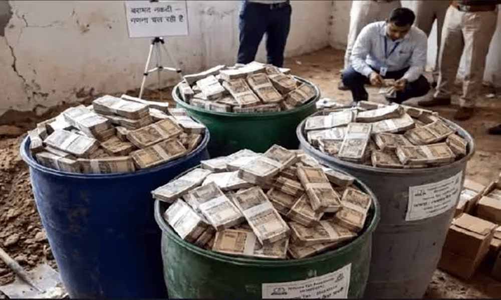 यूपी के प्रयागराज में मकान के अंदर छिपाया नोटों का खजाना, खुदाई में मिले करोड़ों रुपये, आरोपी हिरासत में