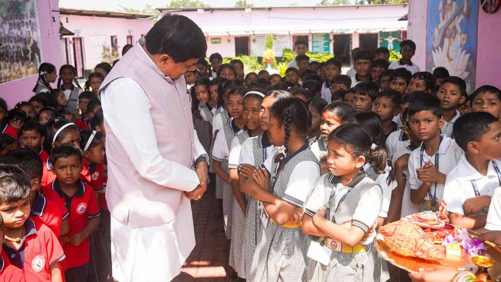 CM मोहन यादव का अनोखा अंदाज, बीच रास्ते रुककर बच्चों से मिले मुख्यमंत्री और जाना हालचाल