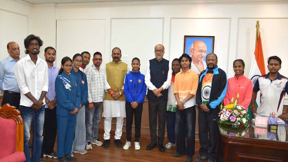 राज्यपाल रमेन डेका से मिले प्रदेश के उत्कृष्ट खिलाड़ी, खेल उपलब्धियों पर हुई चर्चा