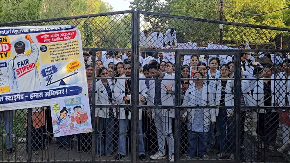 उज्जैन में 200 आयुर्वेद छात्र 7 दिन से आंदोलन पर, अस्पताल का गेट बंद होने से डॉक्टर-मरीज परेशान