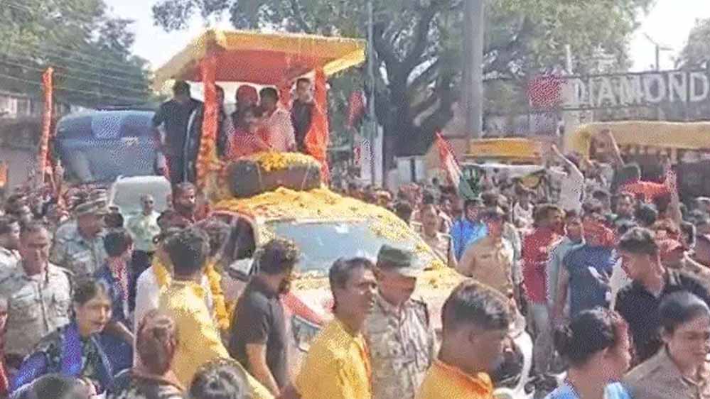 बागेश्वर धाम की हिंदू-सनातन एकता रथयात्रा में बुलडोजर से बरसे फूल, धीरेंद्र शास्त्री ने दिया एकता का संदेश