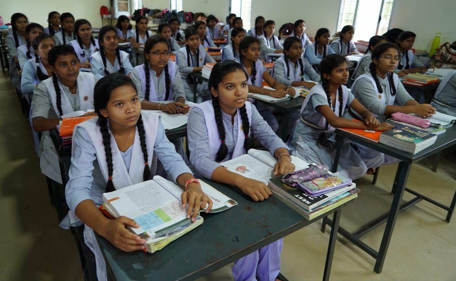 9 एमबीबीएस, 2 बीडीएस और एनआईटी रायपुर में 2 बीटेक दाखिले; पहली पीढ़ी के डॉक्टर और इंजीनियर बनने की ओर बढ़े छात्र