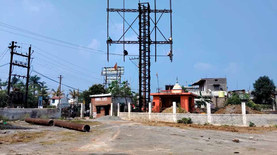 रायपुर के फुंडहर खेल मैदान में निजी होर्डिंग लगाने का विरोध, सुरक्षा मानकों पर उठे सवाल