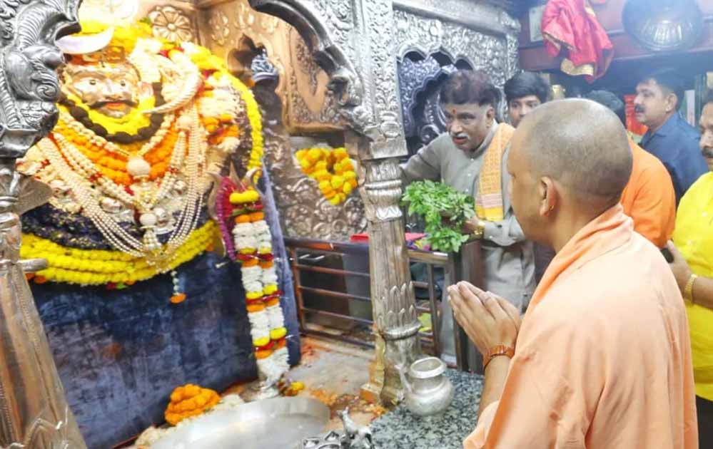 बाबा काल भैरव और काशी विश्वनाथ मंदिर पहुंचे मुख्यमंत्री योगी, लिया आशीर्वाद