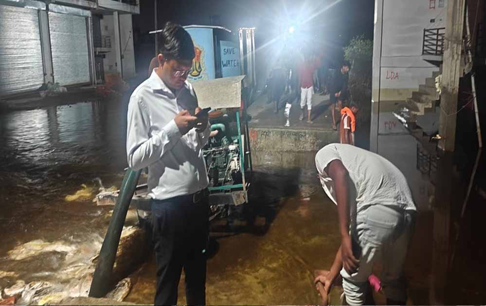 बाढ़ प्रभावित क्षेत्रों में ड्रोन से एंटी लार्वा छिड़काव, योगी सरकार का बड़ा कदम
