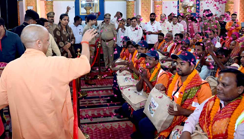 वाराणसी में  76 दिवसीय वार्ड प्रवास अभियान के समापन एवं स्वच्छता मित्र सम्मान समारोह को मुख्यमंत्री योगी ने किया संबोधित