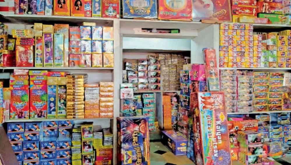 हलालपुरा पटाखा मार्केट की 15 दुकानों पर प्रशासन सख्त, 13 शर्तों का पालन जरूरी