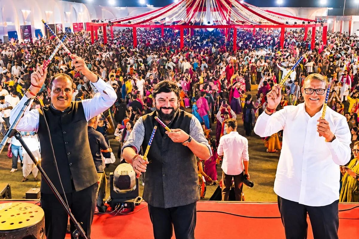 गुलाबी नगरी में गरबा-डांडिया की धूम, लहरिया-बांधनी के रंगों से सजी महारास की शाम