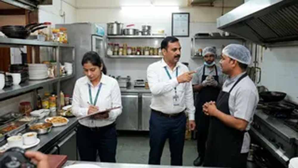 गुरुग्राम में फूड आउटलेट्स को सख्त निर्देश, लापरवाही से बढ़ सकता है बीमारियों का खतरा