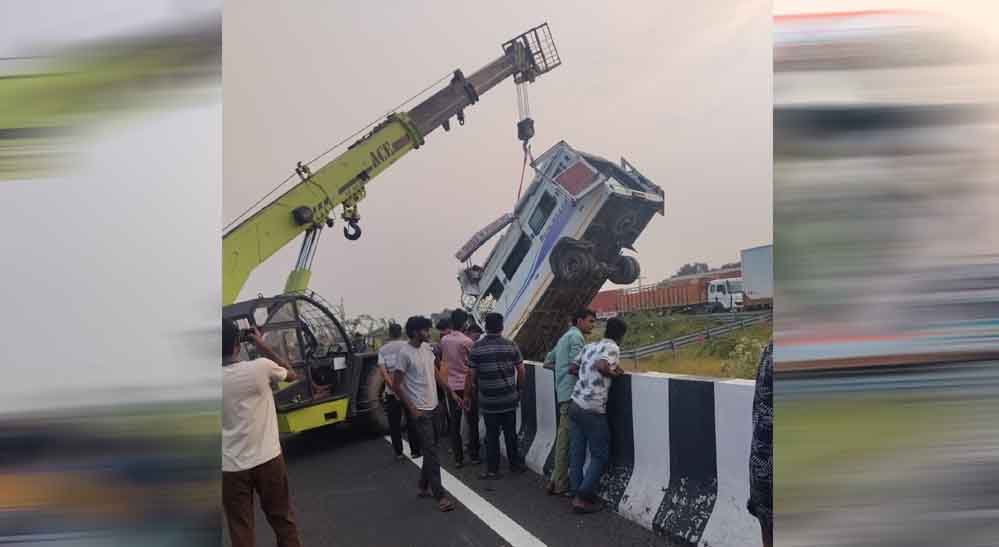 दिल्ली से मुंबई जा रही बस खाई में गिरी, कराड़िया के पास दर्दनाक हादसे में 8 की मौत