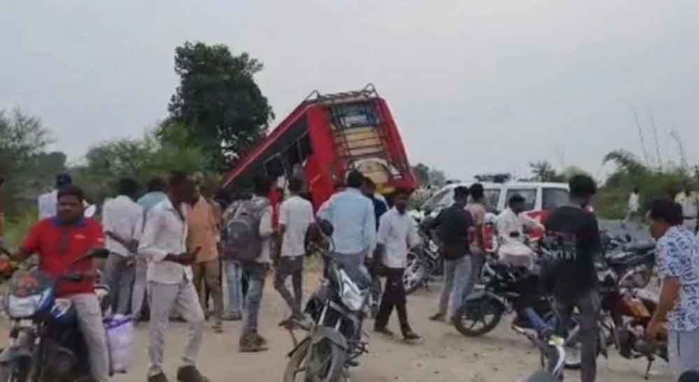 उज्जैन-आगर मार्ग पर दर्दनाक हादसा, पुलिया से उतरकर पलटी यात्री बस, दो लोगों की दबकर मौत