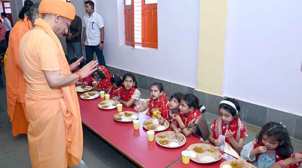 सीएम योगी ने कन्याओं के पांव पखारकर की मातृशक्ति की आराधना, भोजन परोसकर लिया आशीर्वाद