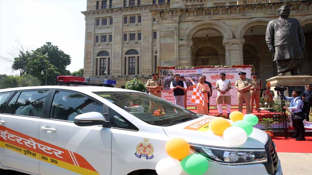 मुख्यमंत्री योगी आदित्यनाथ ने 25 चार-पहिया और 62 दो-पहिया वाहनों को हरी झंडी दिखाकर किया रवाना